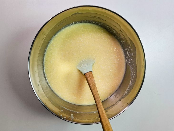 Mistura do liquidificador, tapioca hidratada e coco ralado misturados em uma tigela.