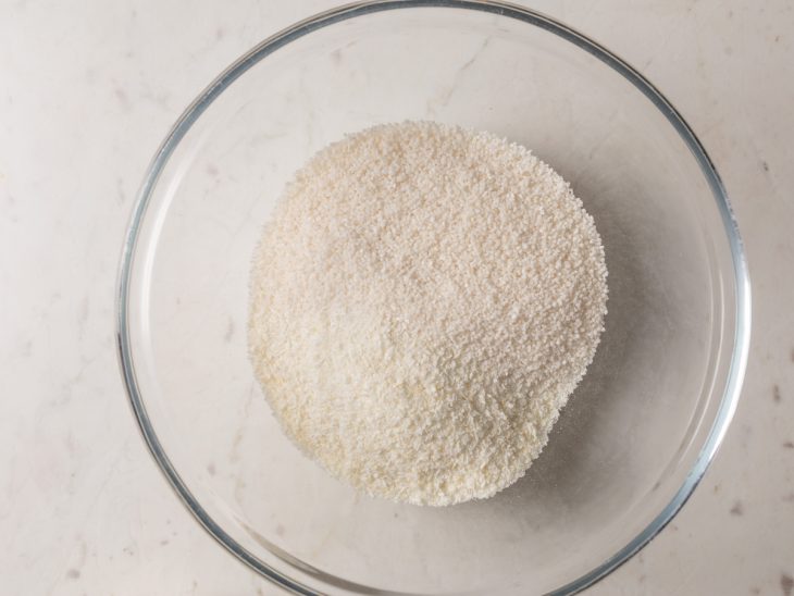 Farinha de tapioca e coco ralado na tigela.