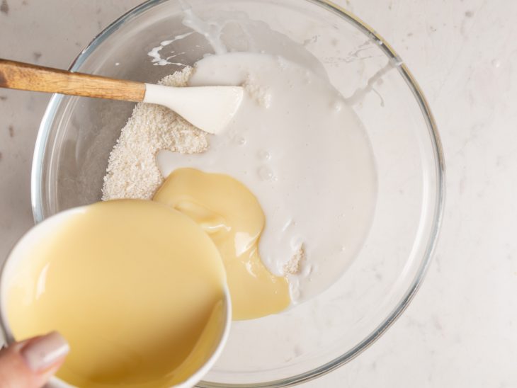 Leite de coco e leite condensado em uma tigela.