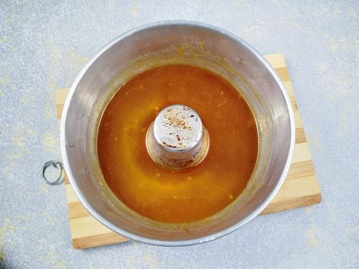 Uma forma com caramelo.