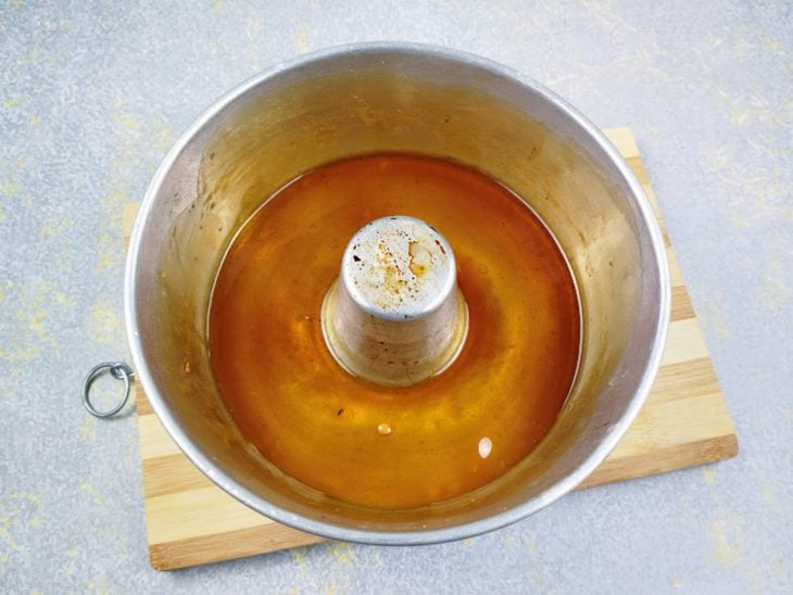Uma forma com caramelo.