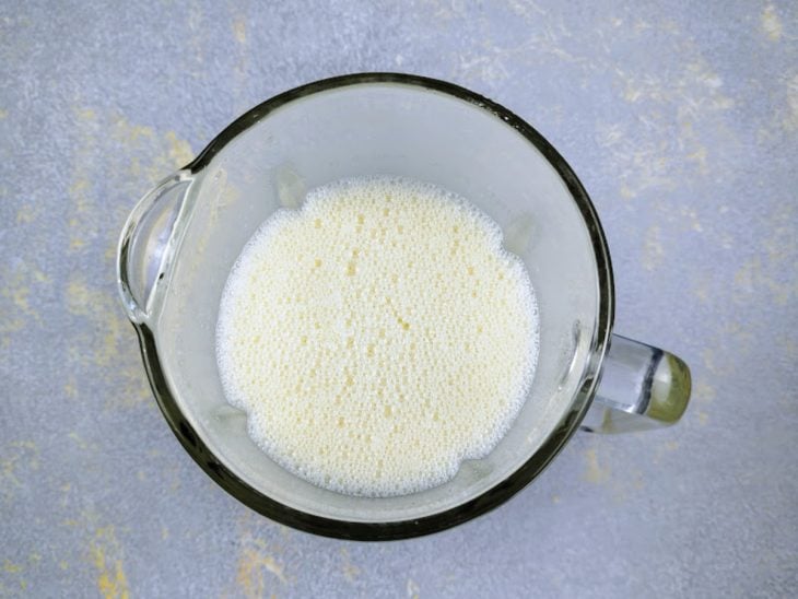 Um liquidificador com a mistura de ovos, açúcar e manteiga.