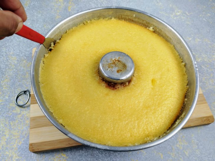 Uma forma com o pudim de trigo assado.