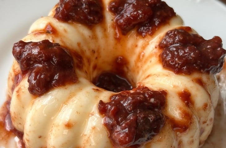 Pudim fit de coco com calda de morango