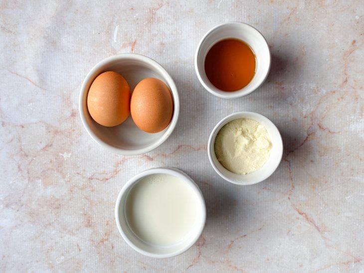 Ingredientes reunidos em uma bancada.