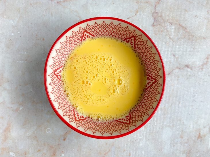 Ovos e leite desnatado batidos em uma tigela.