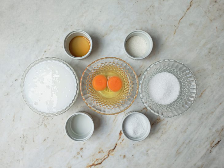 Ingredientes reunidos na bancada.