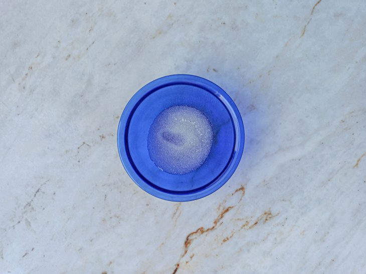 Em uma tigela, o eritritol cristal, o açúcar e a água.