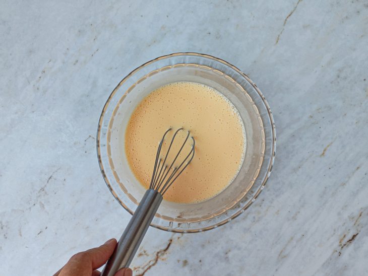 Na tigela, mistura dos ovos com adoçante, acrescida do leite de coco.