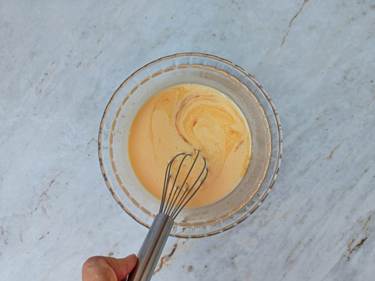 Na tigela, mistura dos ovos, adoçante e leite de coco, acrescida com a baunilha.