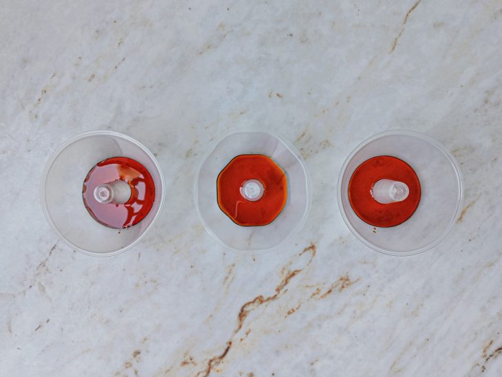 Nas forminhas, uma camada de caramelo distribuída.