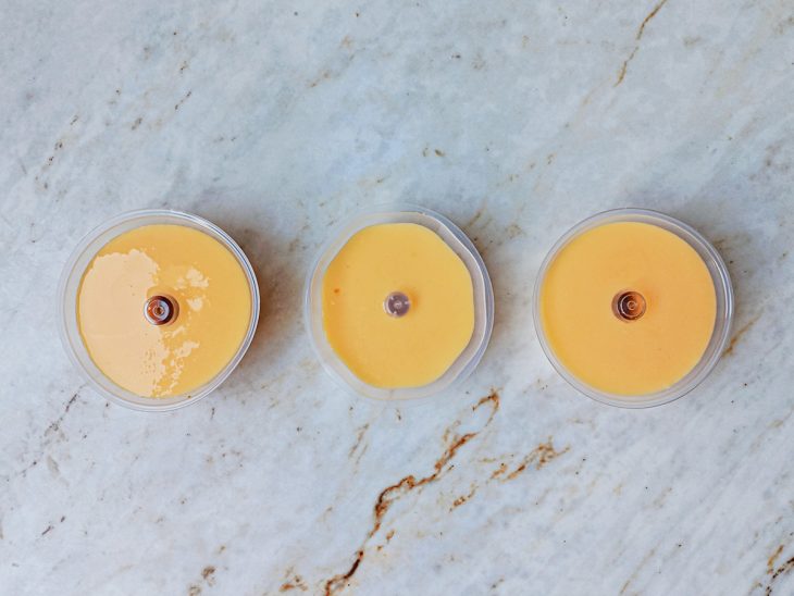 Massa do pudim distribuída nas forminhas.