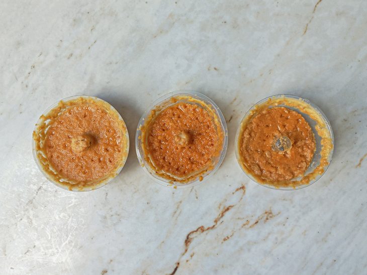 Forminhas de pudim, saídas do micro-ondas.