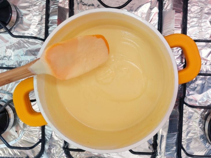 Uma panela com a mistura do creme de pudim gelado.