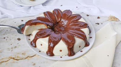 Pudim gelado com calda de chocolate