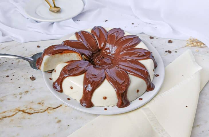 Pudim gelado com calda de chocolate