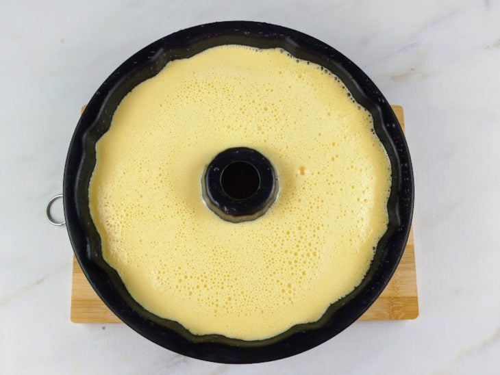 Creme branco despejado na forma.