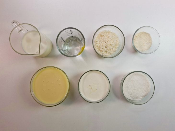 Ingredientes reunidos na bancada.