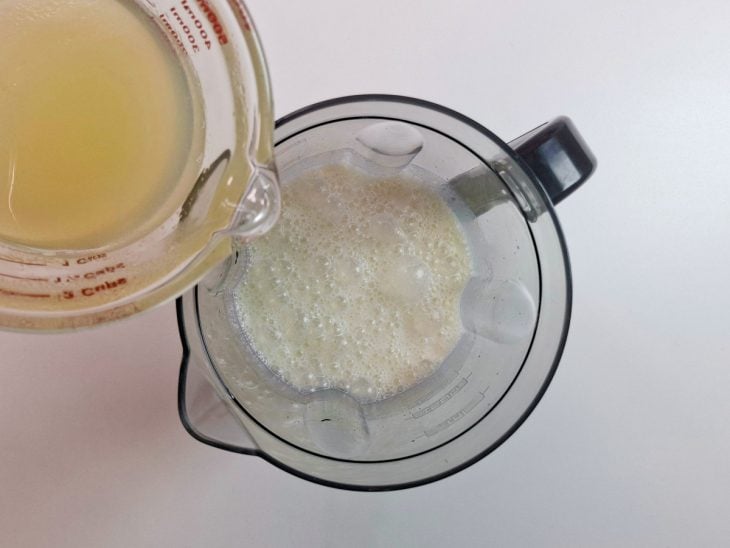 Mistura da maria-mole sendo adicionada no liquidificador.