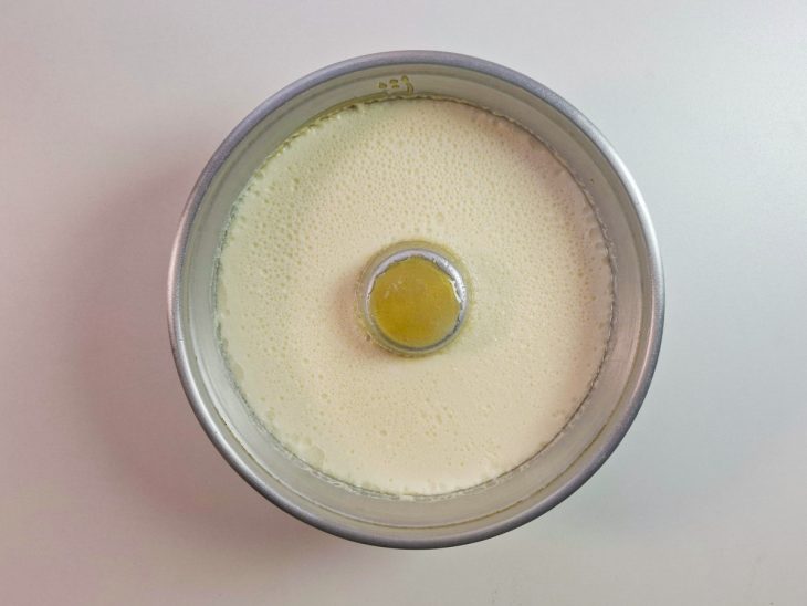 Mistura do liquidificador transferida para a forma.