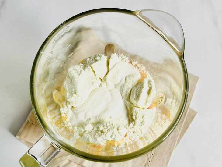 Um liquidificador com os ingredientes do pudim.