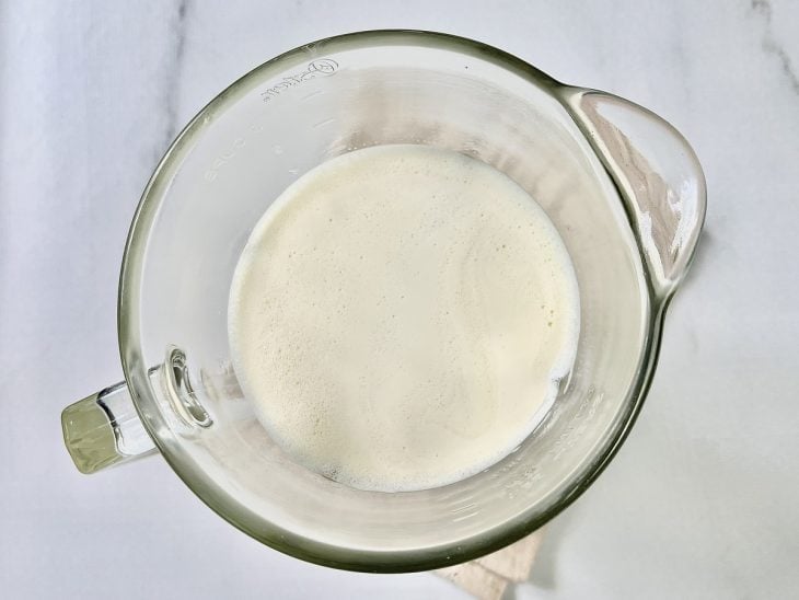 Um liquidificador com os ingredientes do pudim batidos.