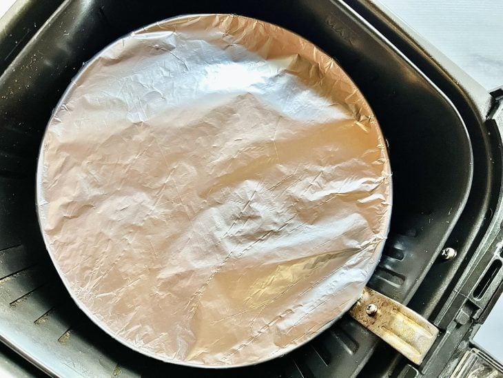 Cesta de air fryer com a forma de pudim.