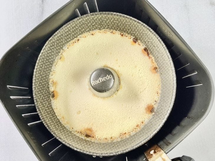 Cesta de air fryer com a forma de pudim.