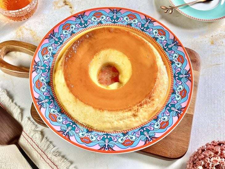 Um prato contendo pudim na air fryer fácil e rápido.