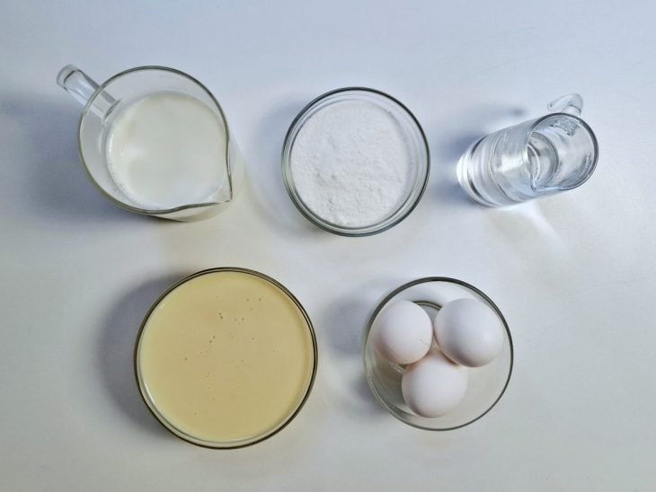 Ingredientes reunidos em uma bancada.