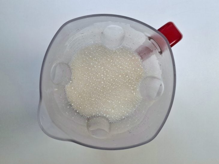 Ovos, leite condensado e leite batidos em um liquidificador.