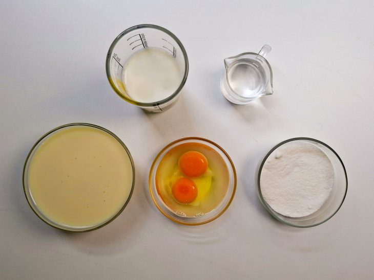 Ingredientes e utensílios organizados sobre a bancada.