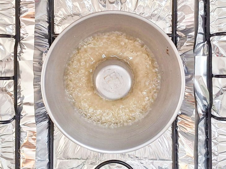 Açúcar e água misturados na forma antes de ir ao fogo.