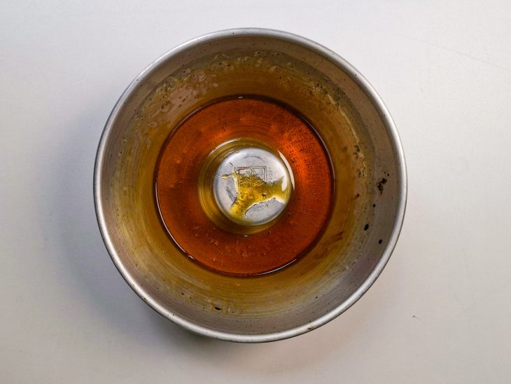 Calda dourando na forma até atingir tom de caramelo claro.