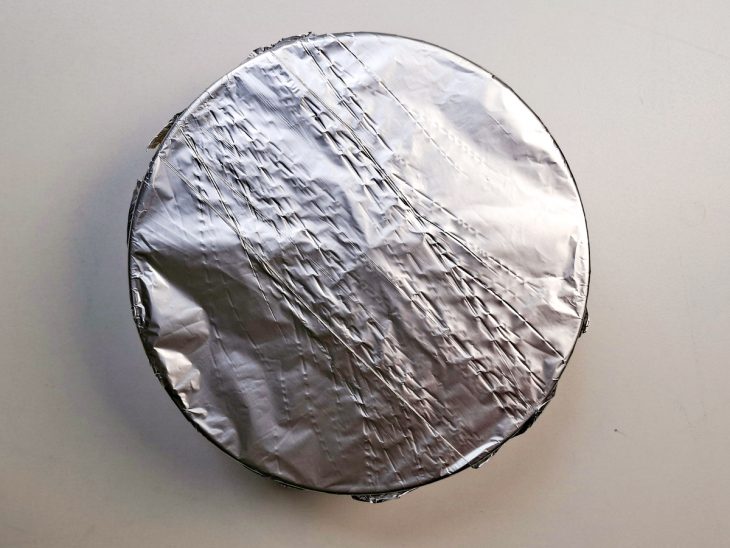 Forma coberta com papel alumínio.