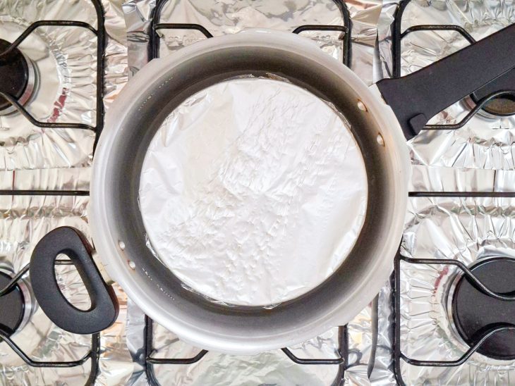 Forma acomodada dentro da panela de pressão com água.