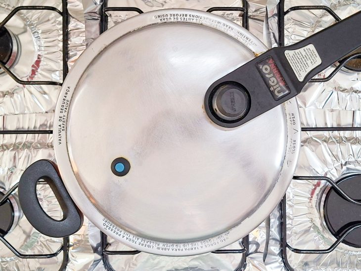 Panela de pressão tampada.