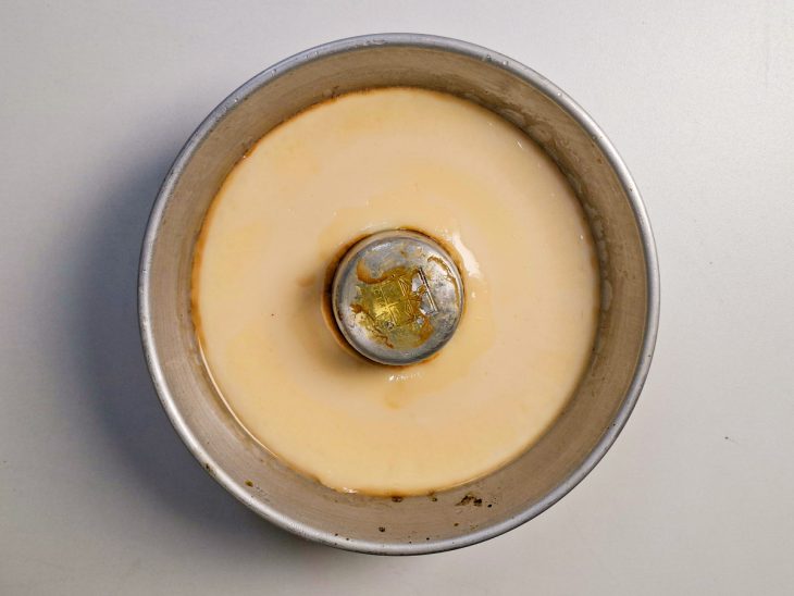 Pudim após o cozimento, ainda dentro da forma.