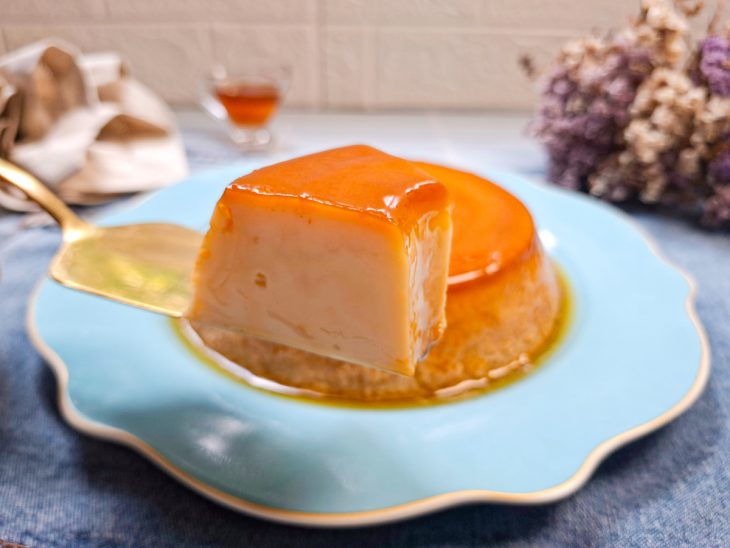 Pudim desenformado com a calda escorrendo.