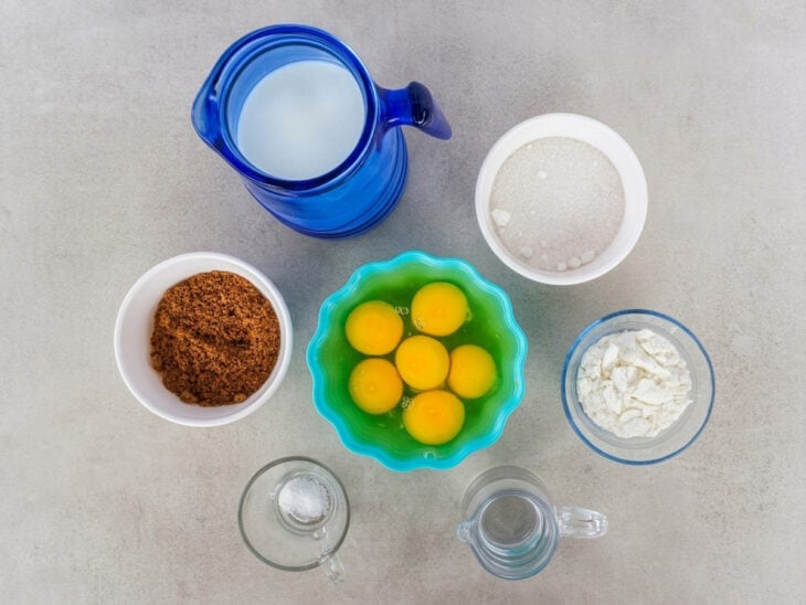 Ingredientes reunidos na bancada.
