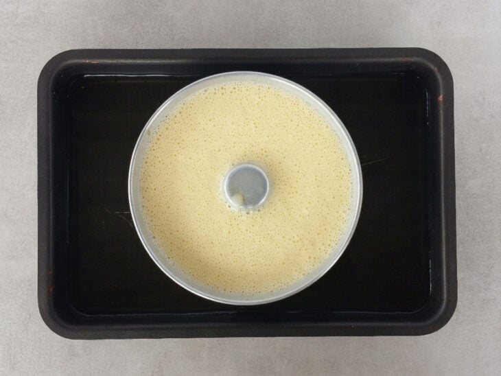 Mistura do liquidificador transferida para a forma.