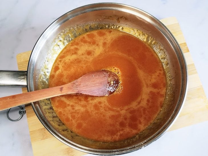 Uma panela com açúcar derretido.