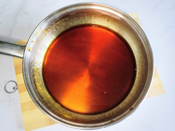 Uma panela com a mistura de água e açúcar derretido.
