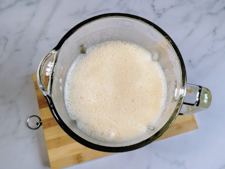 Um liquidificador com ovos, açúcar, leite, farinha e essência de baunilha.