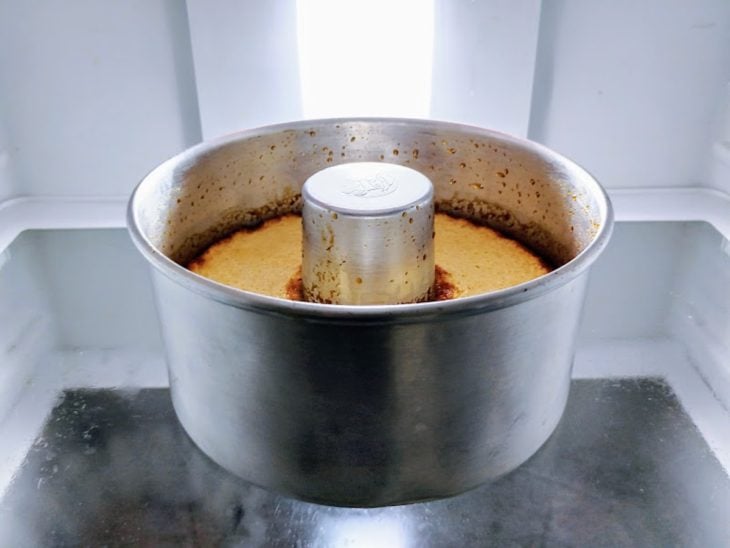 Uma forma com pudim retirado da geladeira.