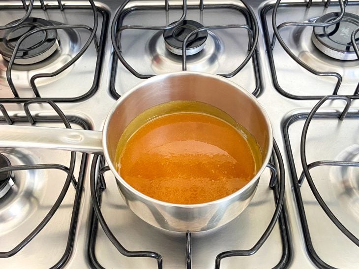Uma panela com caramelo ao fogo.