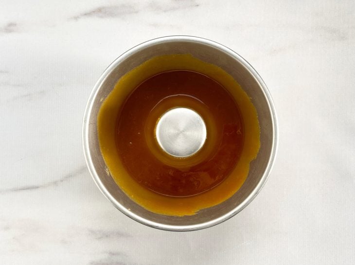 Uma forma com caramelo ao fundo.
