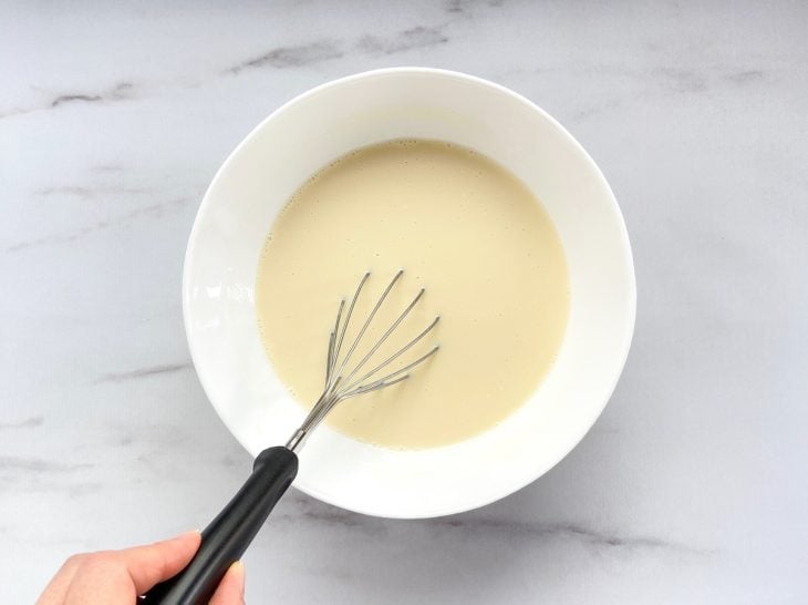 Um recipiente contendo a mistura de leite condensado e iogurte natural.