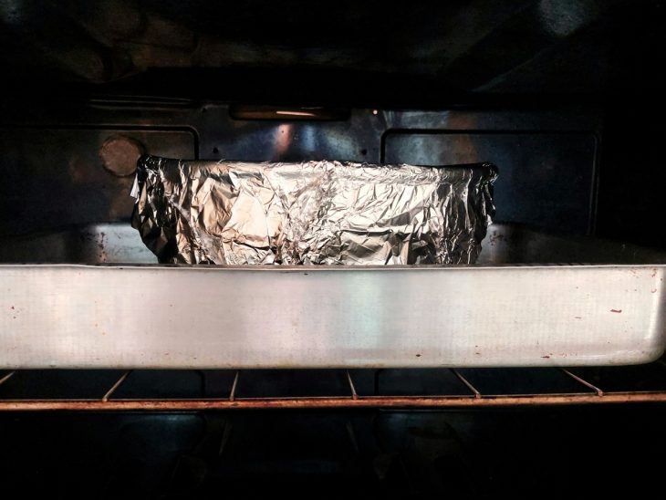 Uma assadeira e forma com pudim ao forno.