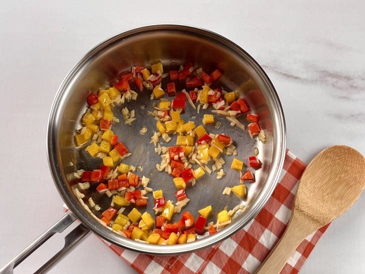 Panela com óleo, cebola e pimentão.